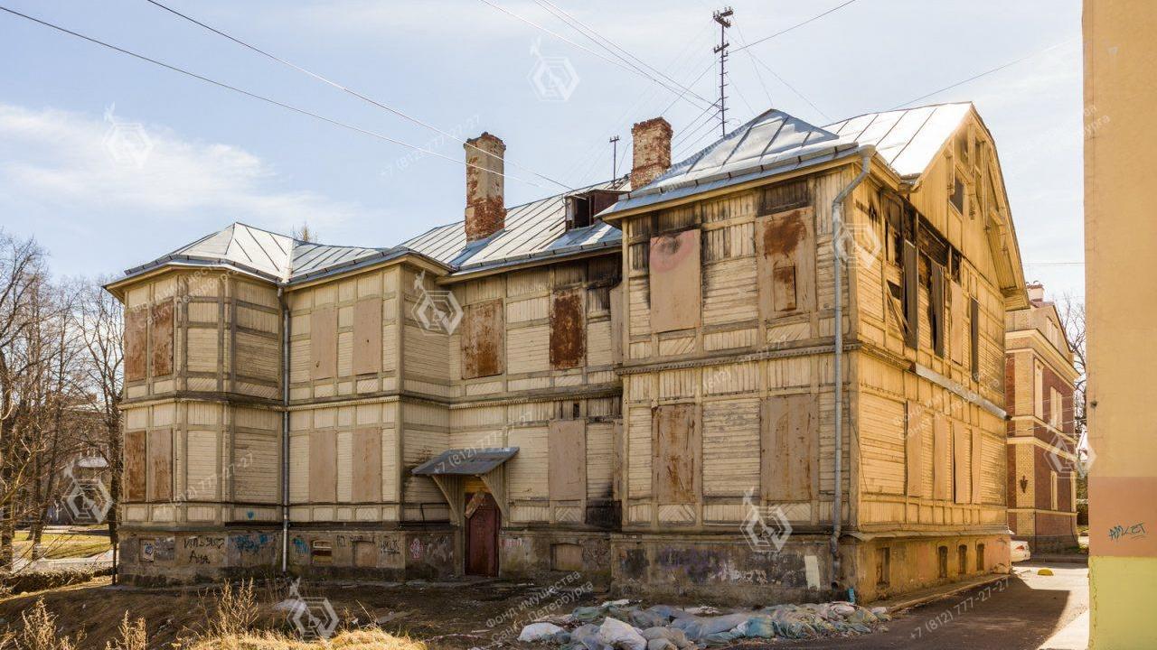 В Ломоносове старинный дом с башней сдадут в аренду по программе «Рубль за  метр»