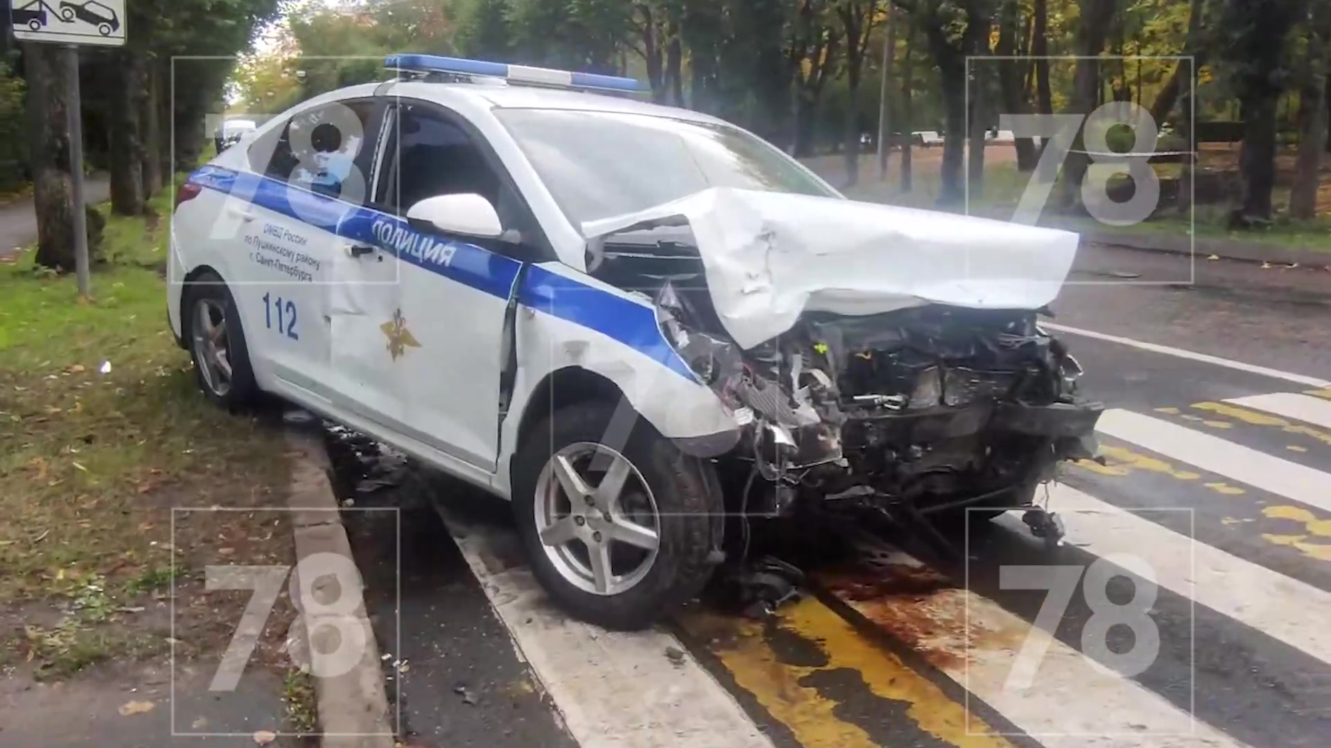 Трое полицейских и один водитель Mercedes пострадали в жёсткой аварии в  Пушкине