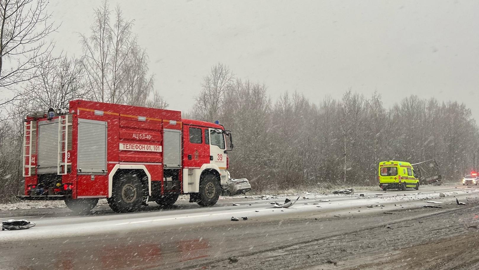 Водитель Toyota погиб при столкновении с большегрузом у кладбища на  Волхонском шоссе