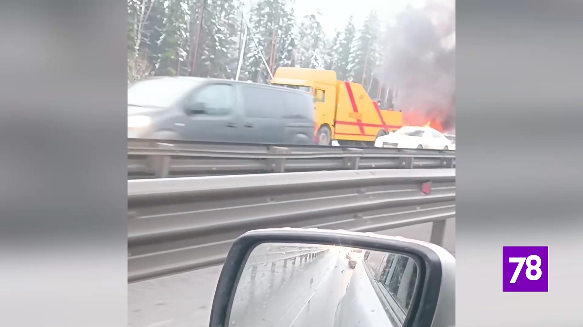 Легковушка эффектно загорелась на внутреннем кольце КАД — видео