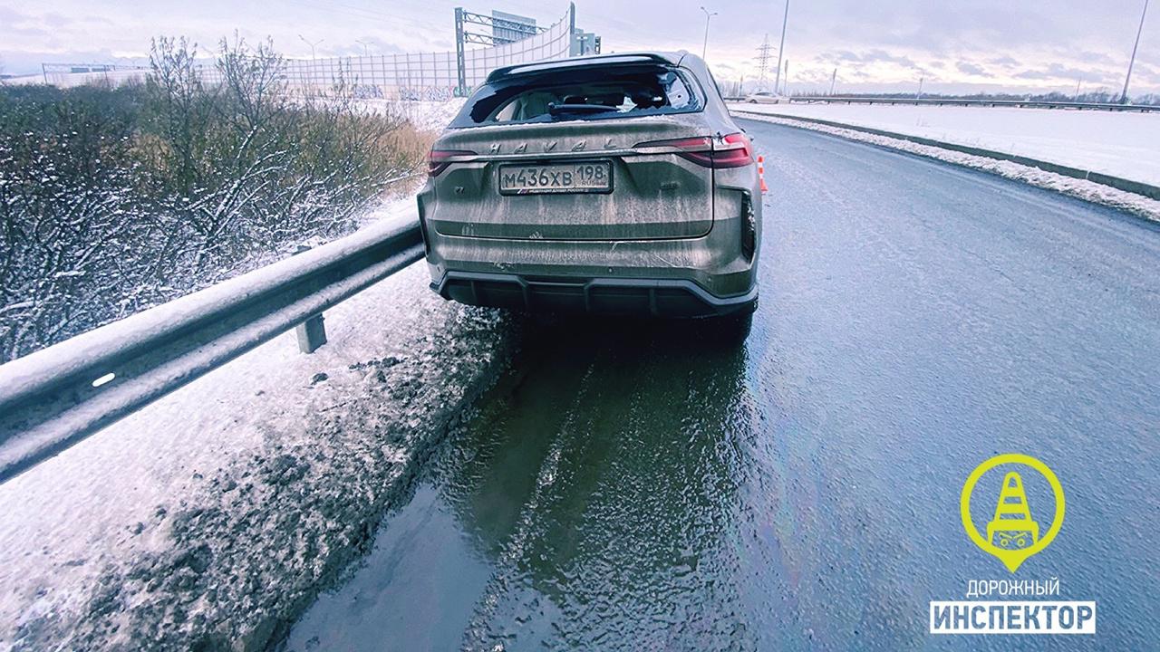 На Приморском шоссе задержали водителя, катавшего кричащую даму в наручниках