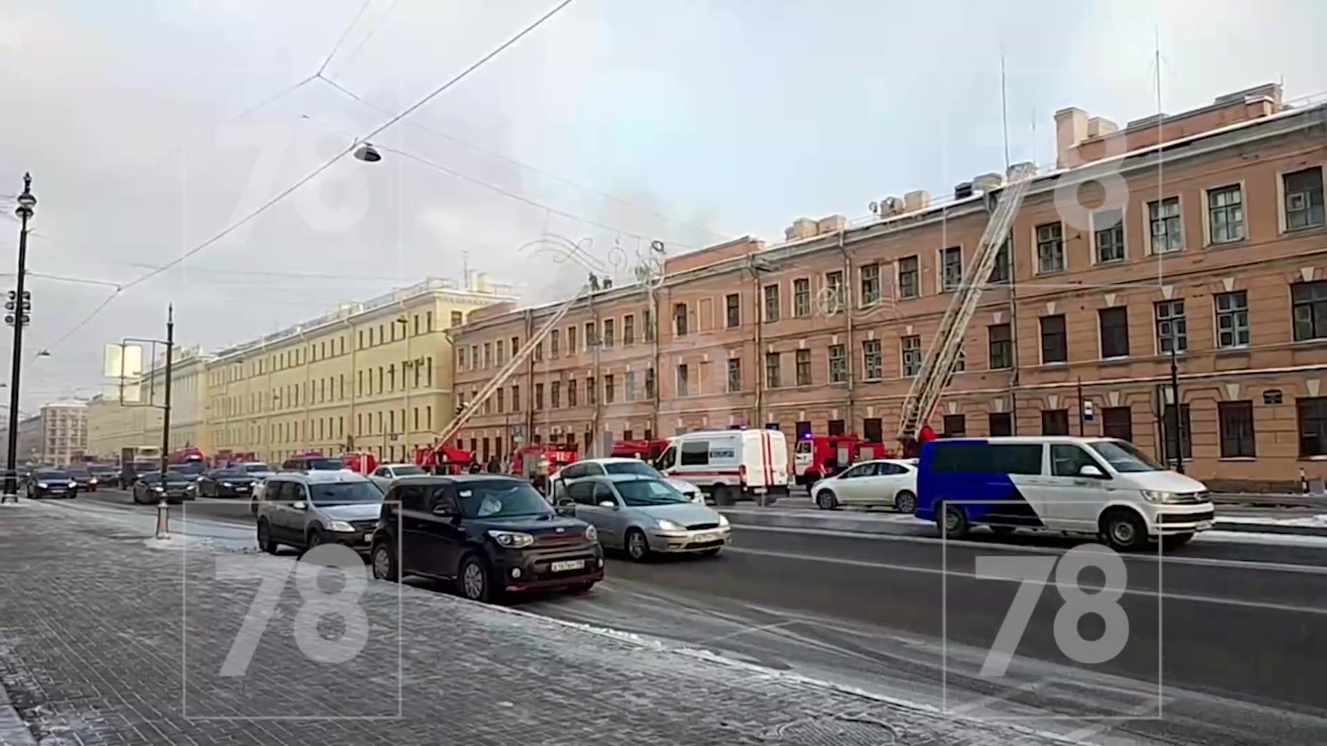 Пожарные проверяют сообщение о горящей кровле на Измайловском проспекте