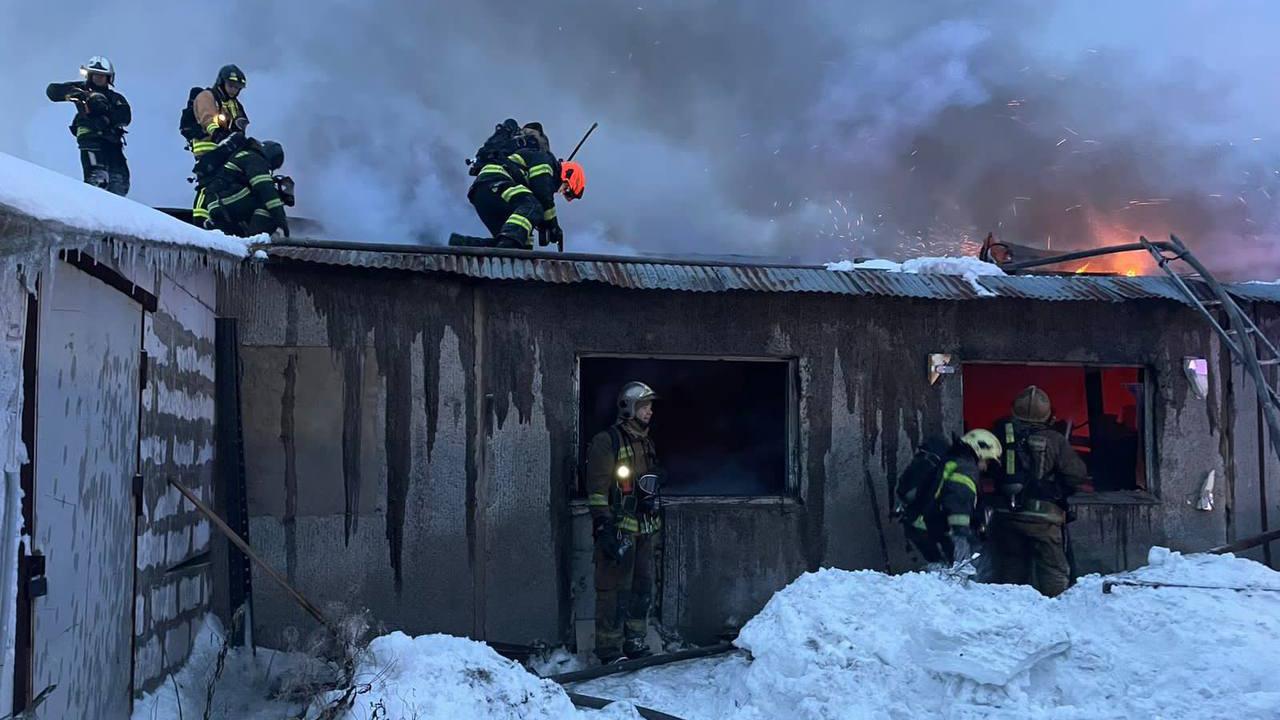 Работник склада на Волхонском шоссе рассказал, как начался крупный пожар в ангаре