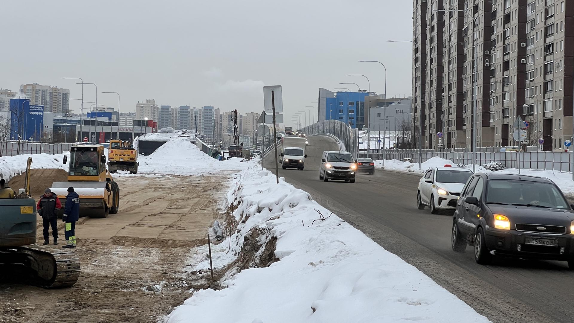 В Петербурге открыто рабочее движение по путепроводу через Московское шоссе