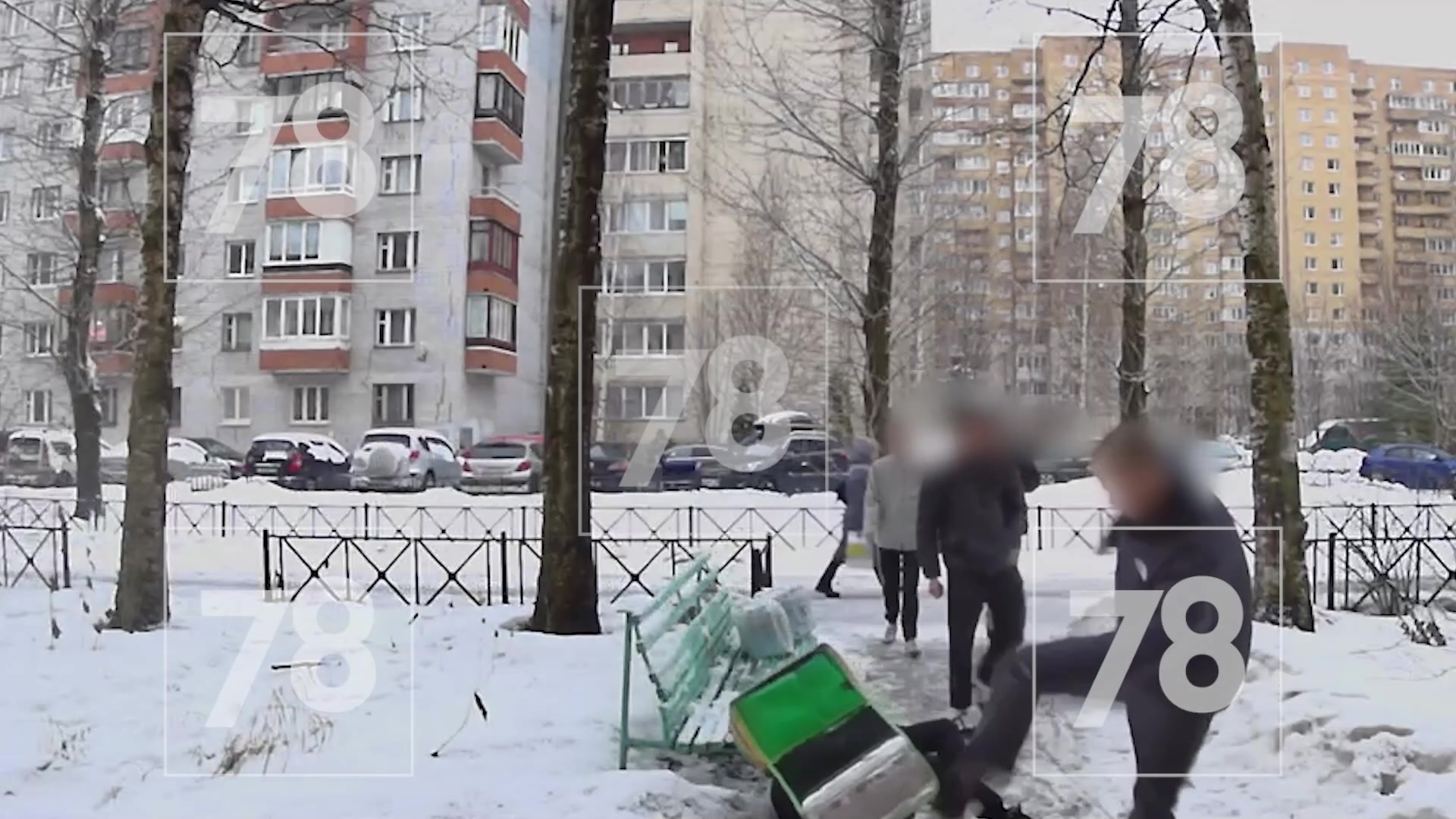 Банда подростков-хулиганов жестоко избила курьера в Московском районе