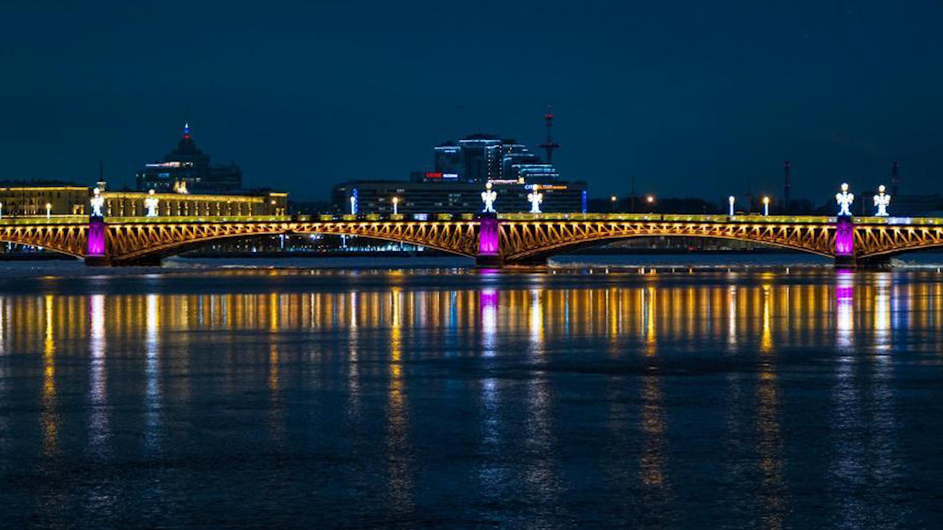 В Петербурге зажгут факелы Ростральных колонн в честь Нового года