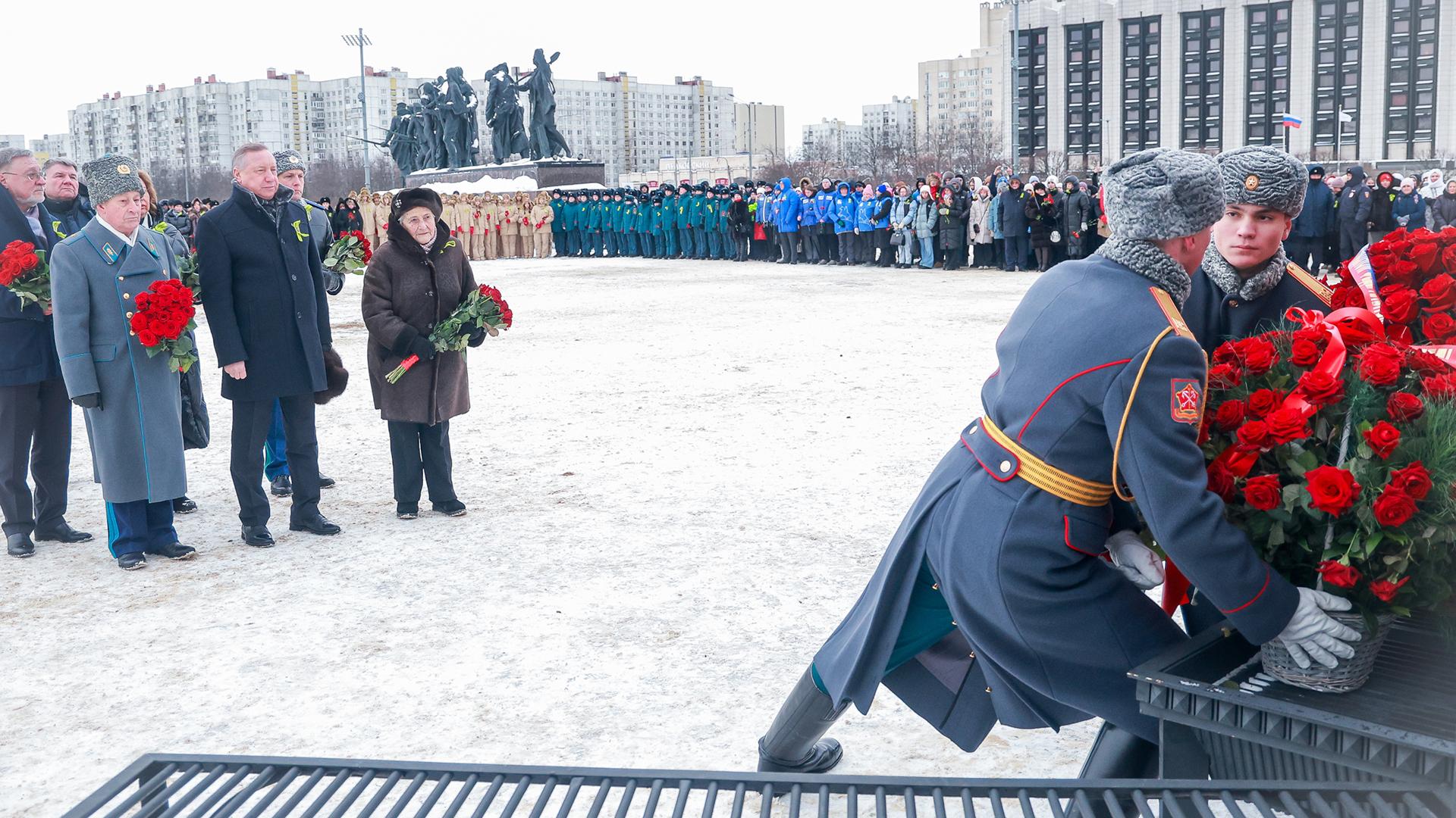 Петербуржцы возложили цветы к Монументу героическим защитникам Ленинграда