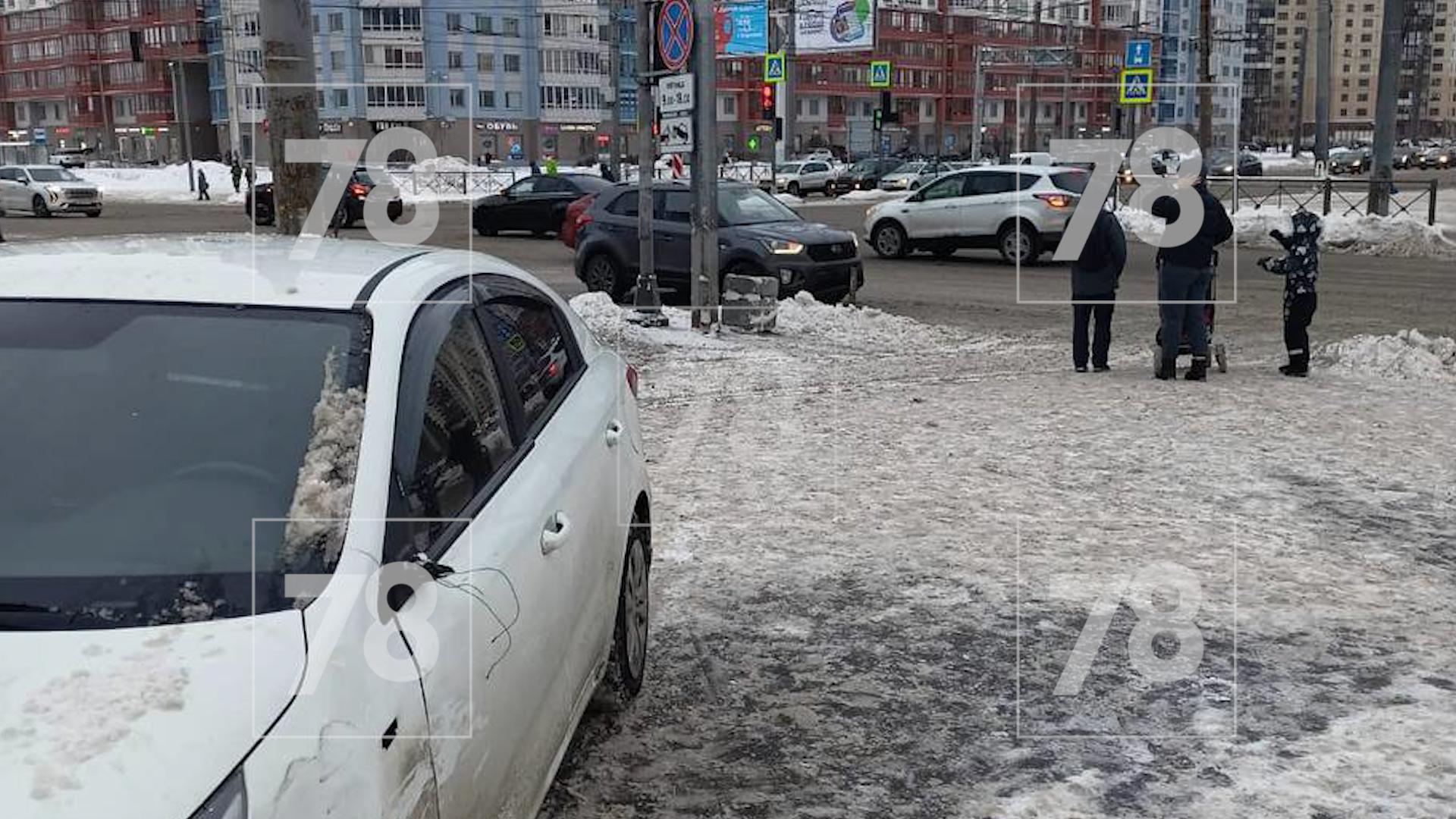 ДТП на углу Ленинского и Доблести обернулось для пешехода травмой бедра