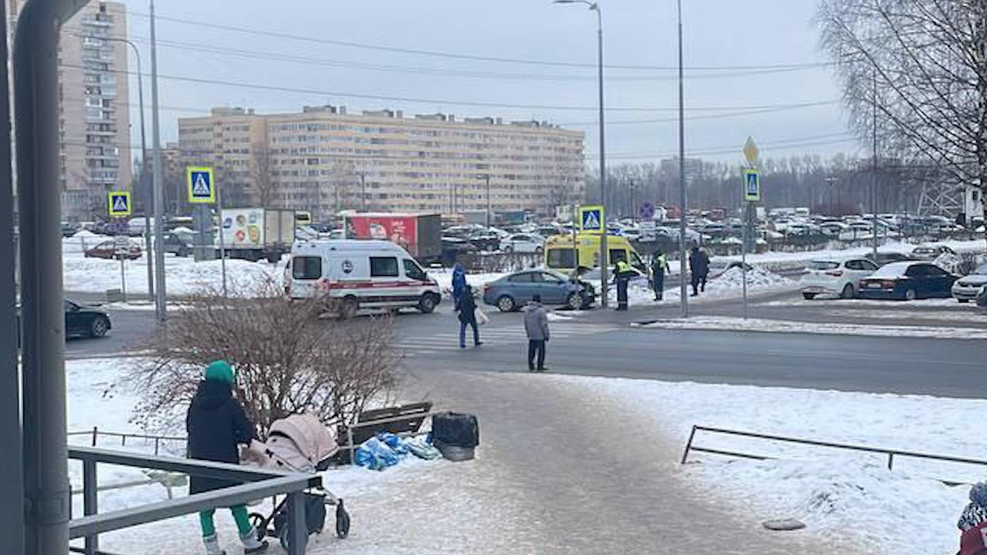 Два человека пострадали в аварии на юго-западе Петербурга