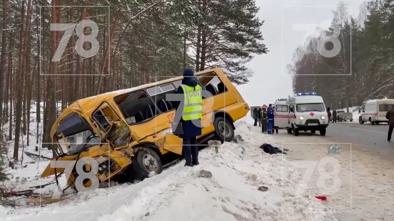 ДТП с автобусом под Псковом и необычная парковка в реке: самые жуткие ДТП  недели