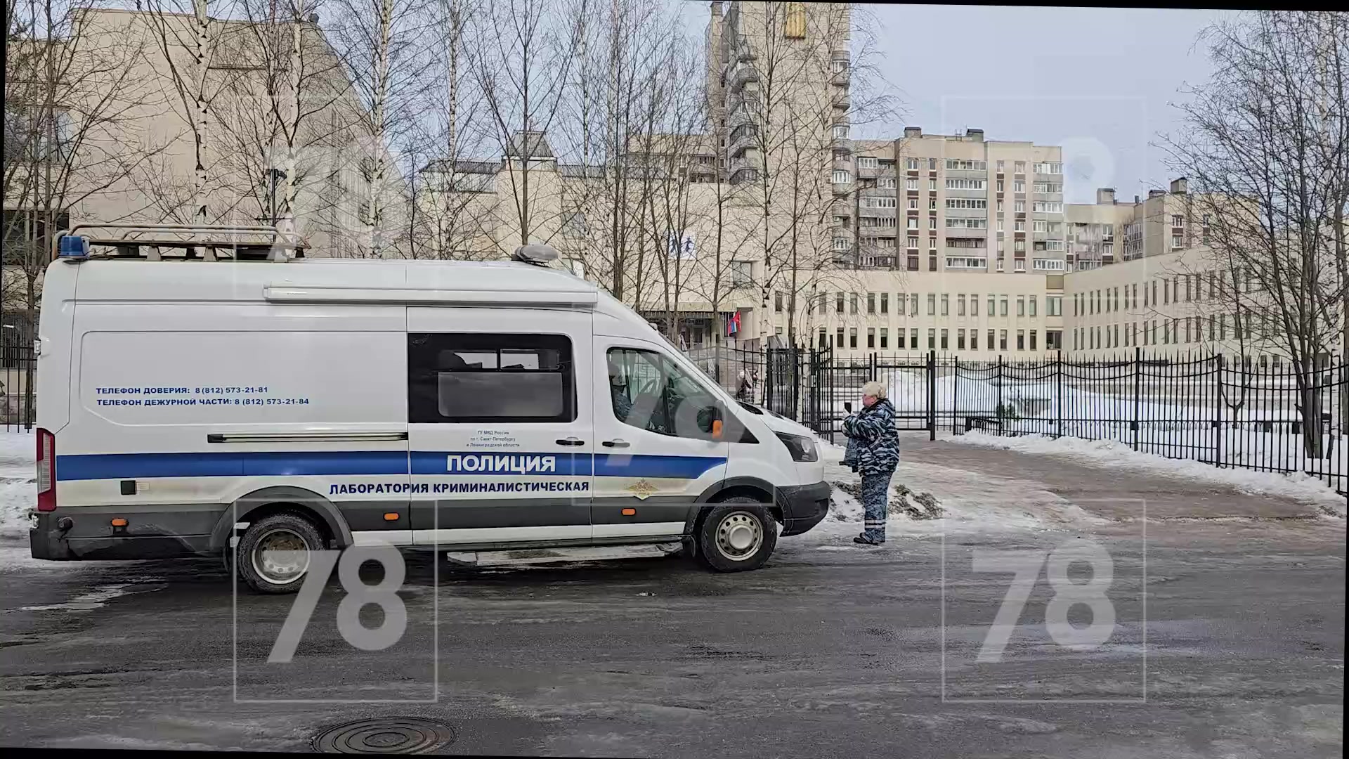 Неизвестный выстрелил в мужчину с детьми возле школы в Петербурге