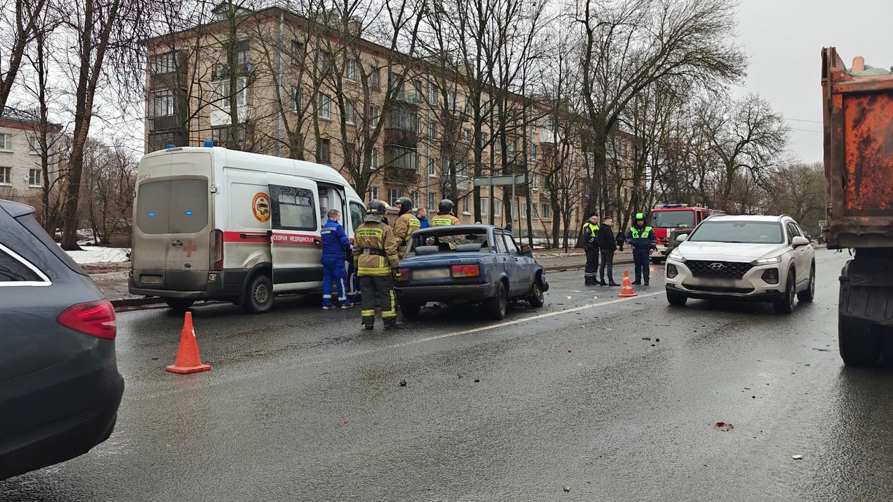 Пассажирка вылетела из машины на газон после ДТП в Красном Селе – видео