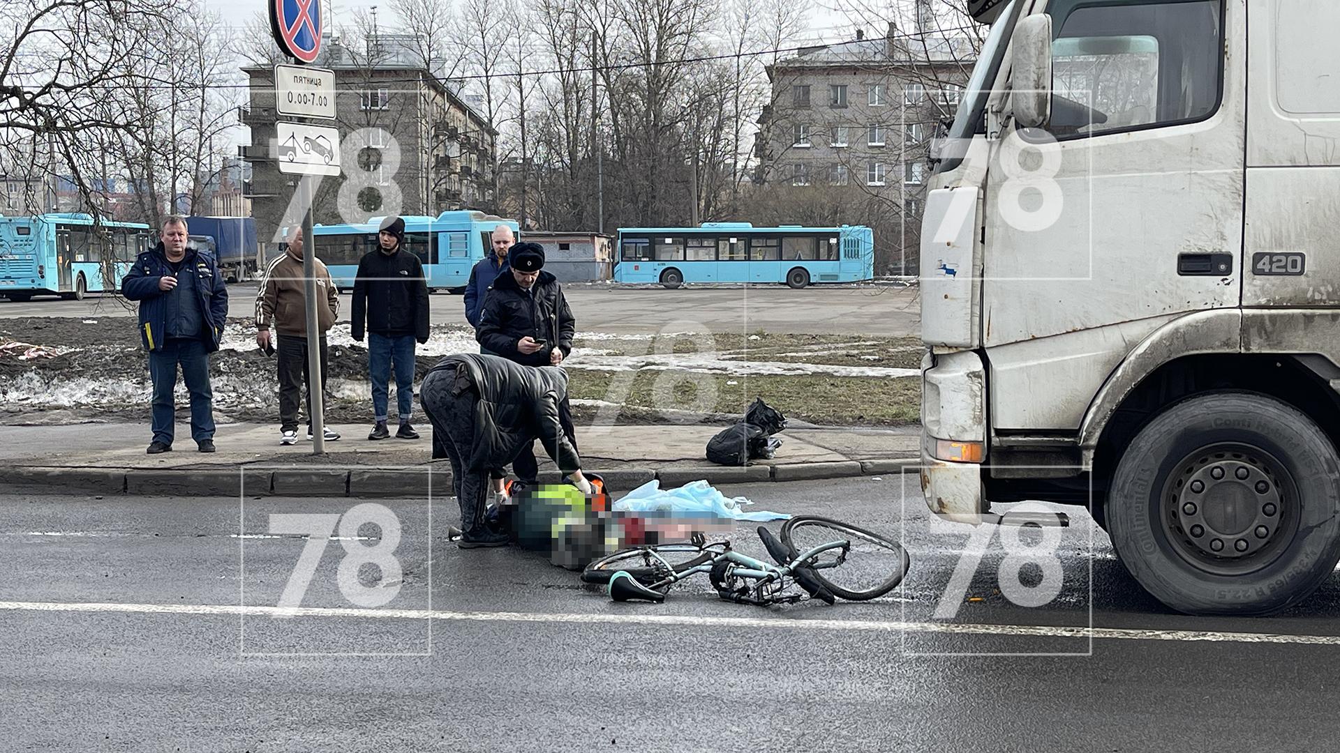 Появилось видео с места смертельной аварии с велосипедистом в Невском районе