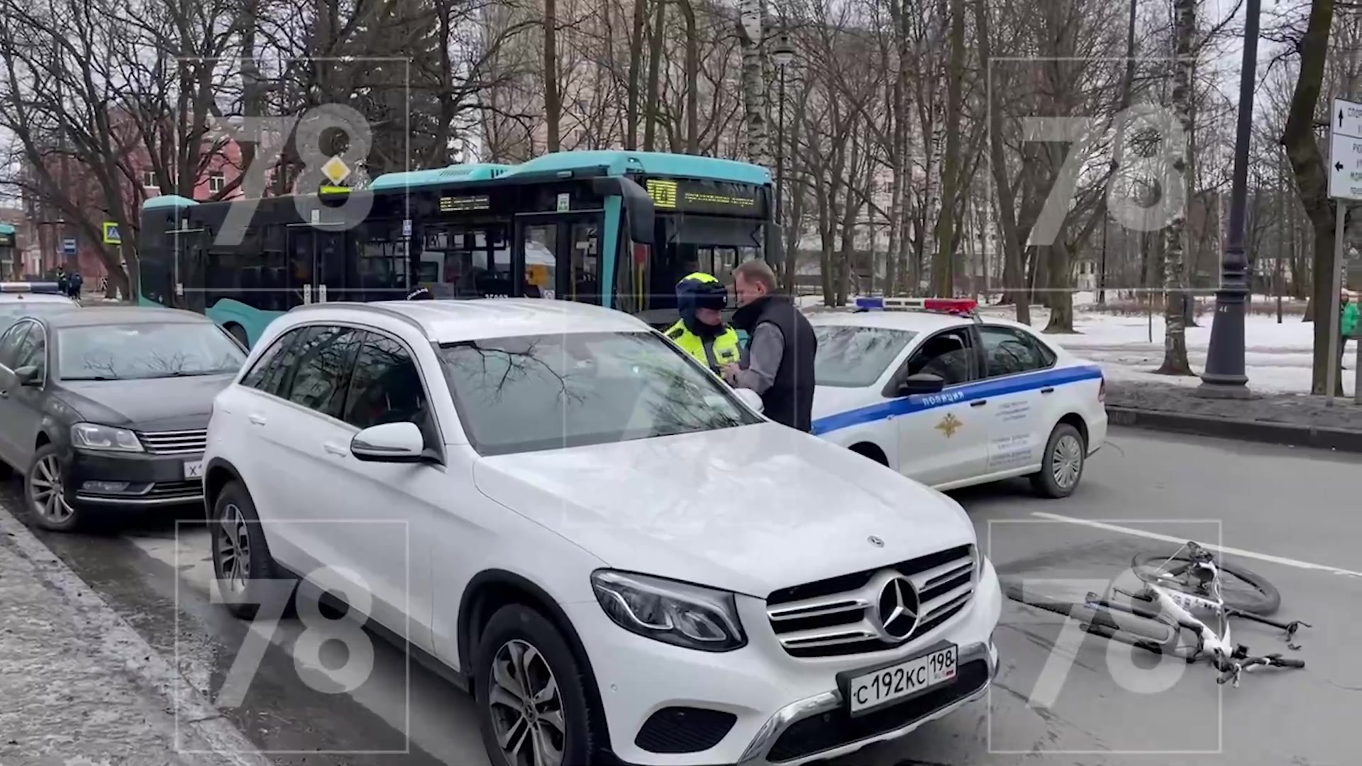 Иномарка сбила велосипедиста на Крестовском острове — видео