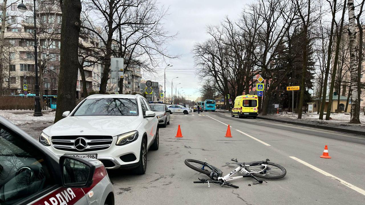 Иномарка сбила велосипедиста на Крестовском острове — видео