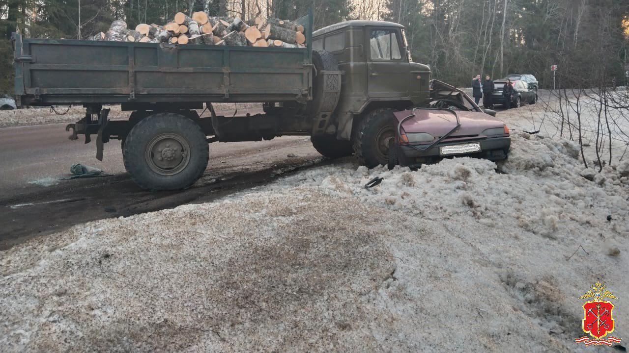 Смертельная авария на Петергофском и лишившаяся ног петербурженка: подборка  ДТП недели