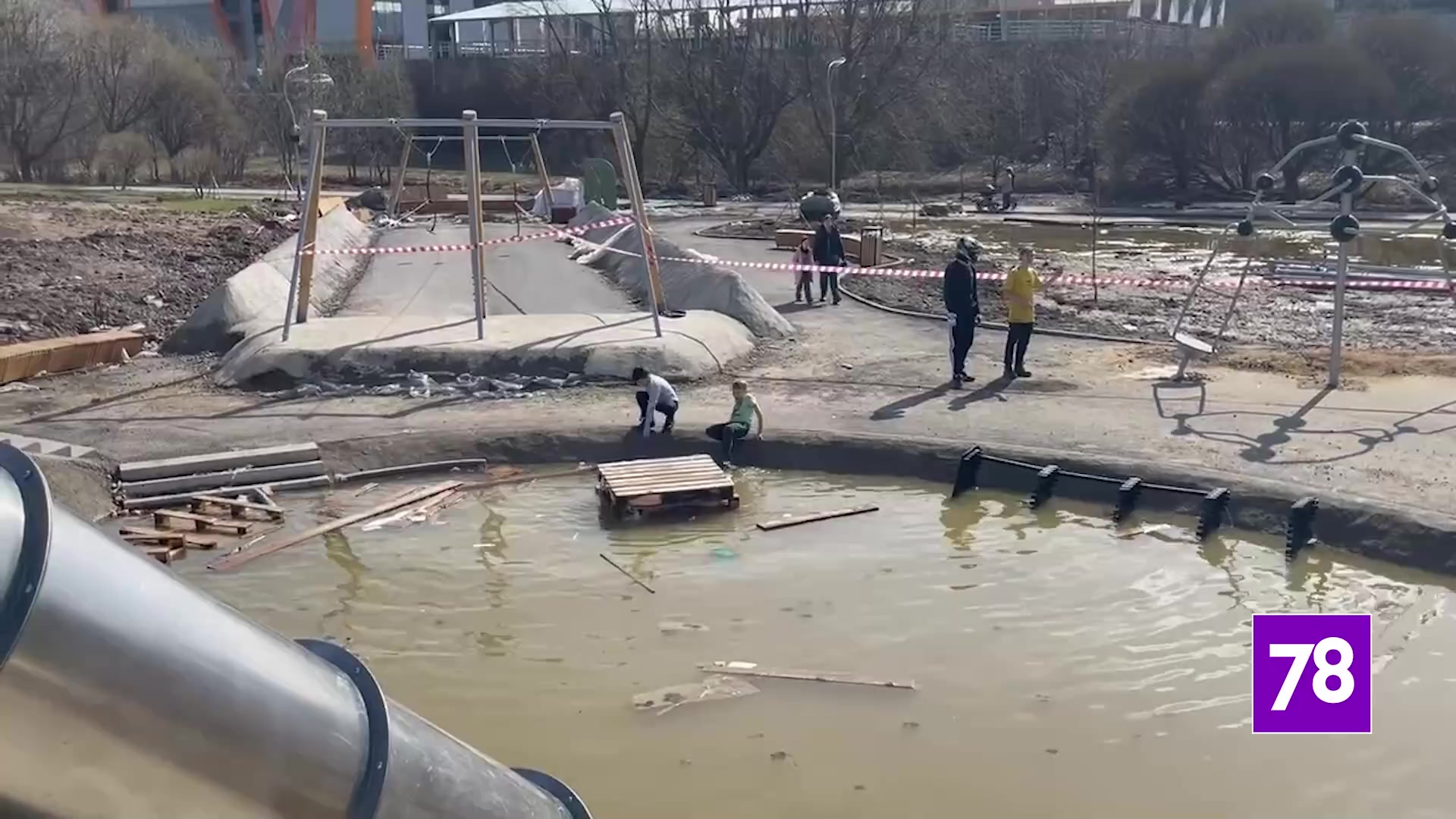 Благоустраиваемый Муринский парк затопило из-за дождей и таяния снега