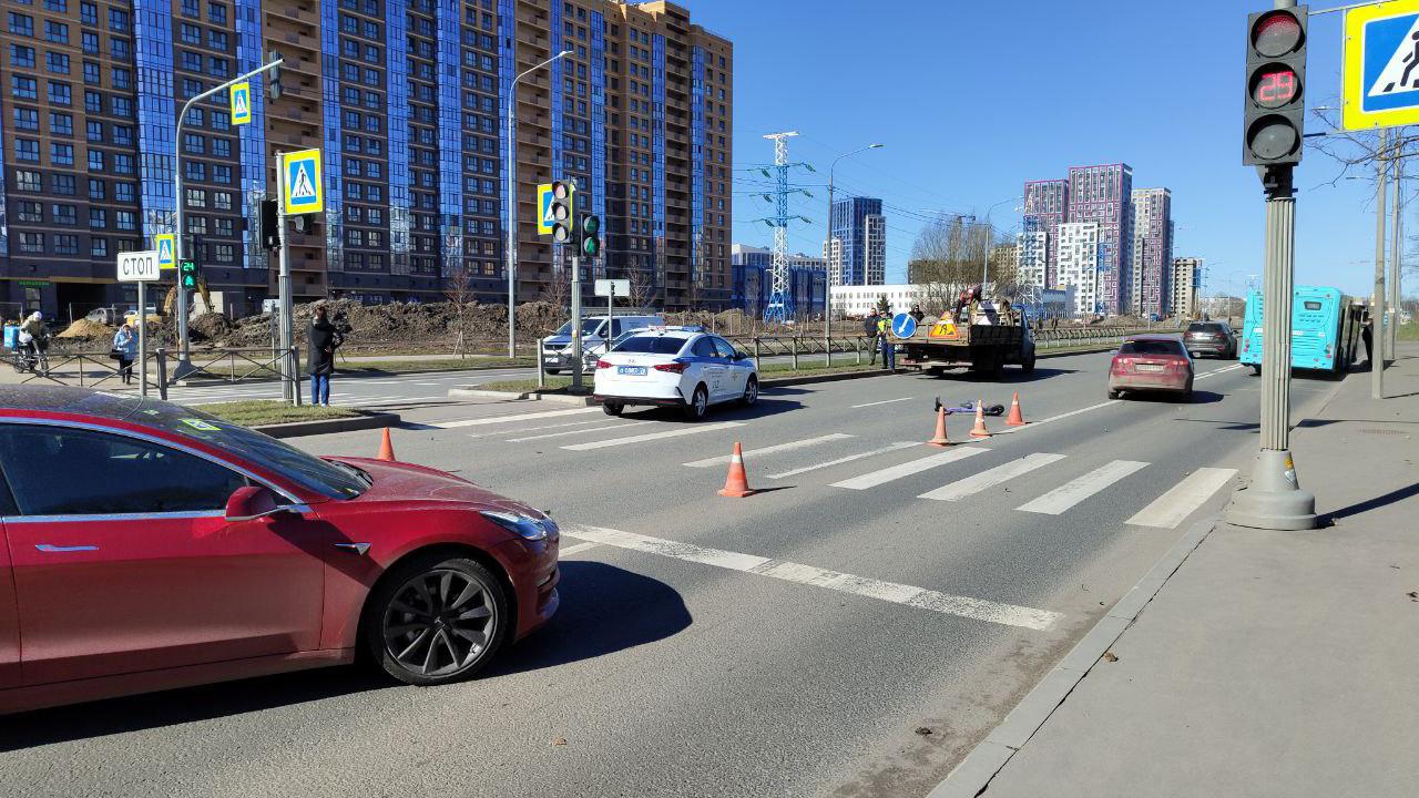 Грузовик отправил в нокаут самокатчика на Маршала Блюхера – видео