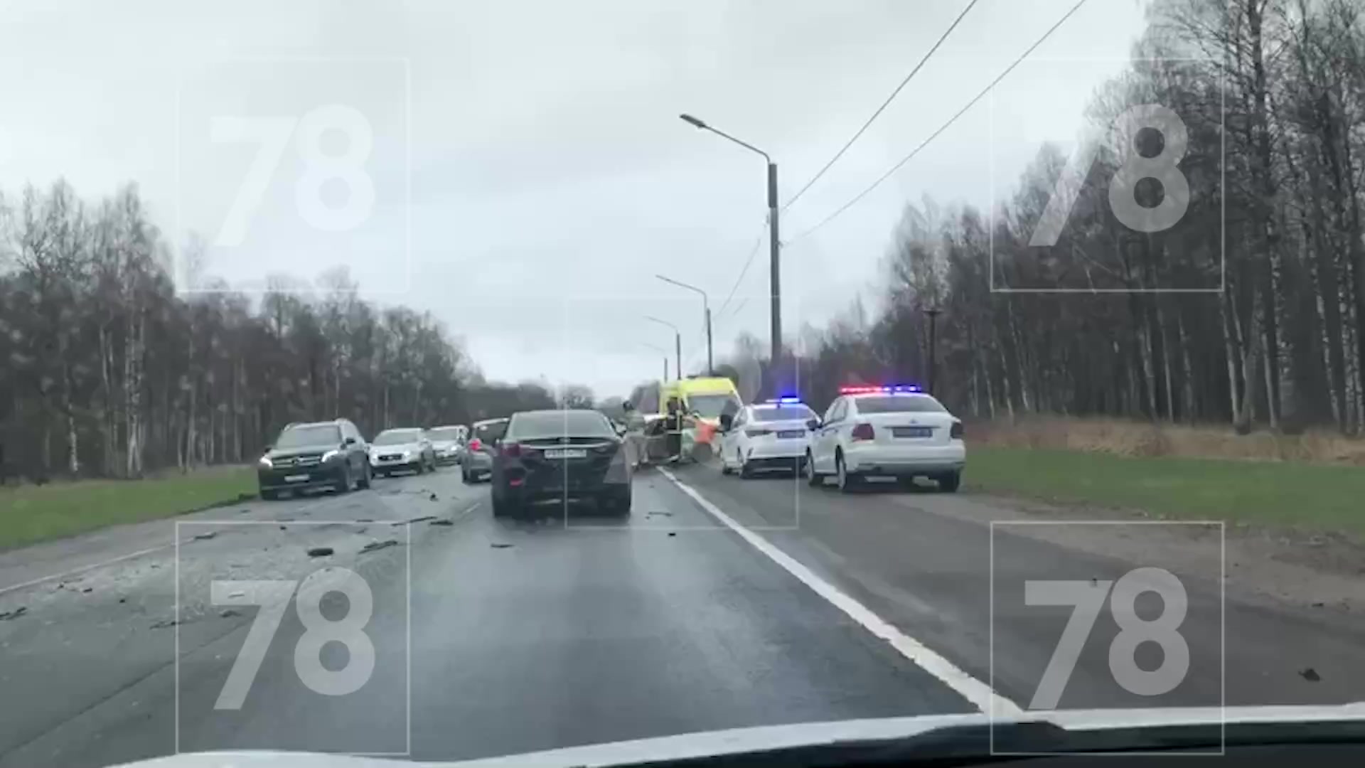 Водитель каршеринга уснул за рулём и столкнулся с автобусом на Петергофской  улице