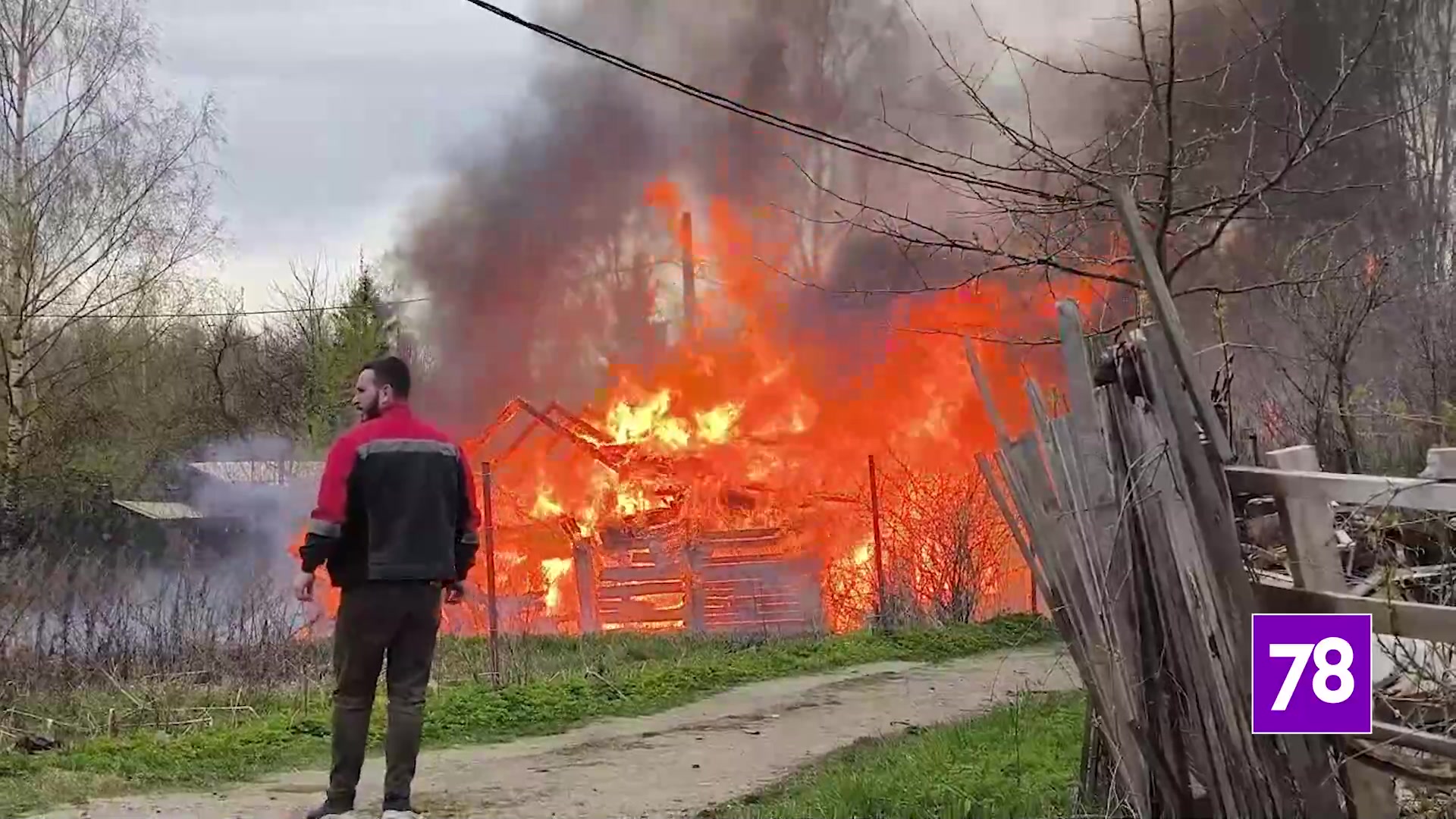 В Усть-Славянке полностью сгорел деревянный дом – видео