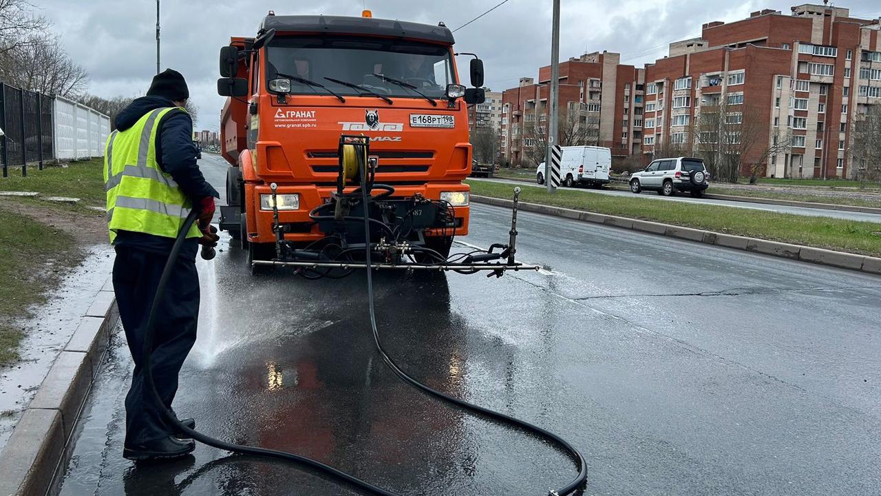 Уборка Петербурга продолжается, несмотря на майские праздники