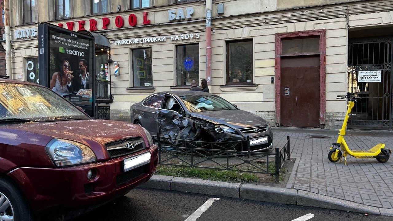 Две легковушки вылетели на тротуар после ДТП в центре Петербурга