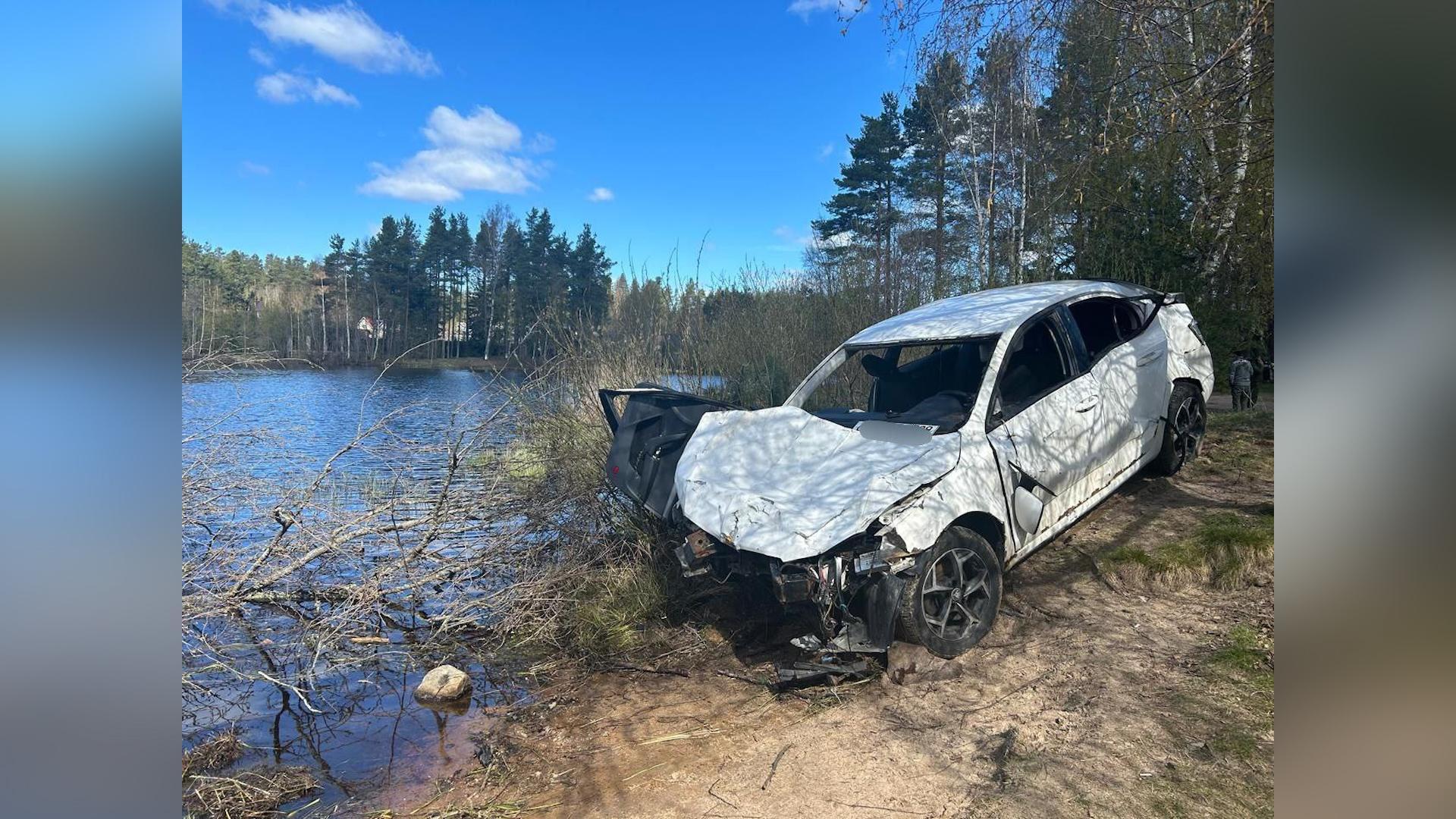 Автобус упал с Поцелуева моста, подростки утонули в машине: главные ДТП  недели