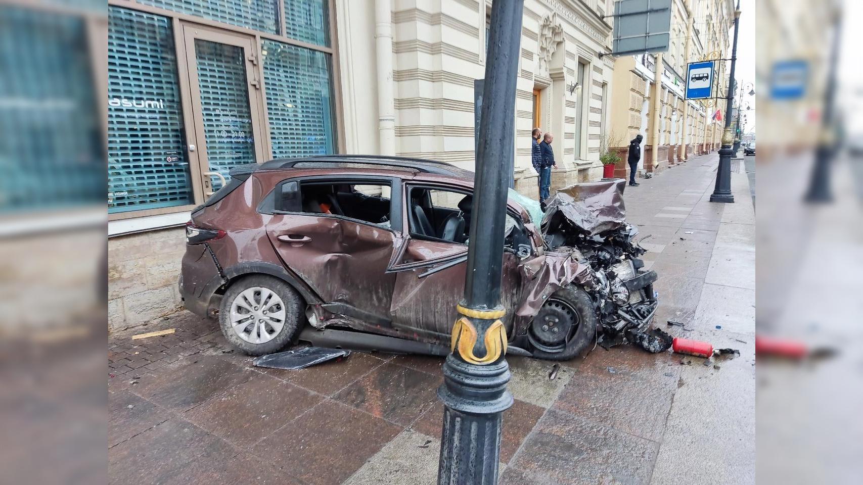 Автобус упал с Поцелуева моста, подростки утонули в машине: главные ДТП  недели