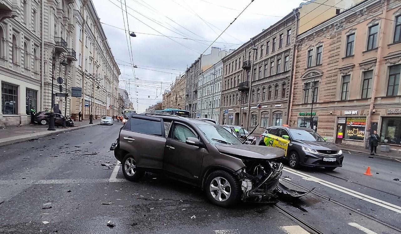 Автобус упал с Поцелуева моста, подростки утонули в машине: главные ДТП  недели