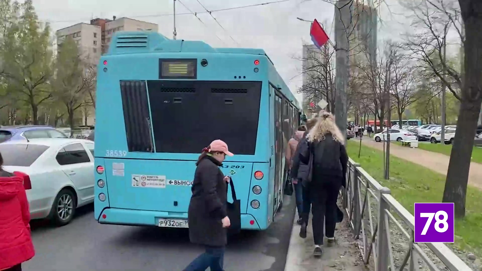 Автобусы и троллейбусы остановились у станции метро «Проспект Ветеранов»