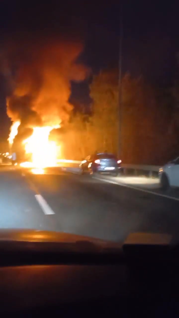 Грузовик вспыхнул после ДТП на Московском шоссе — видео