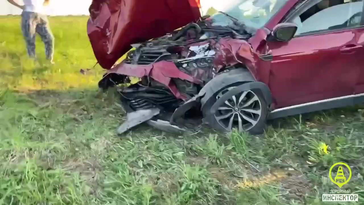 Автомобиль улетел в кювет после ДТП на встречной полосе у деревни Дятлицы