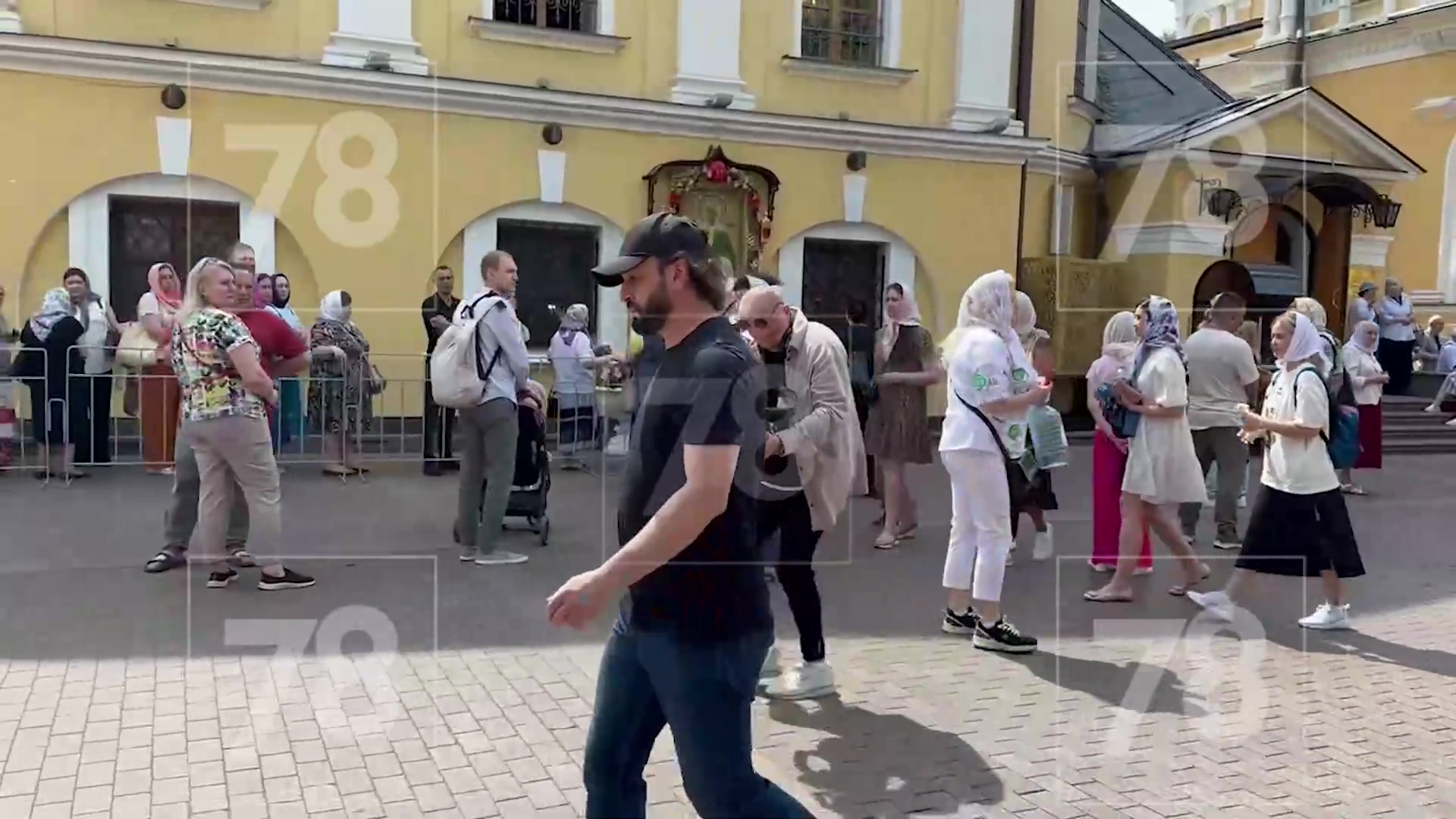 Десятки людей пришли в Покровский монастырь на прощание с Анастасией  Заворотнюк