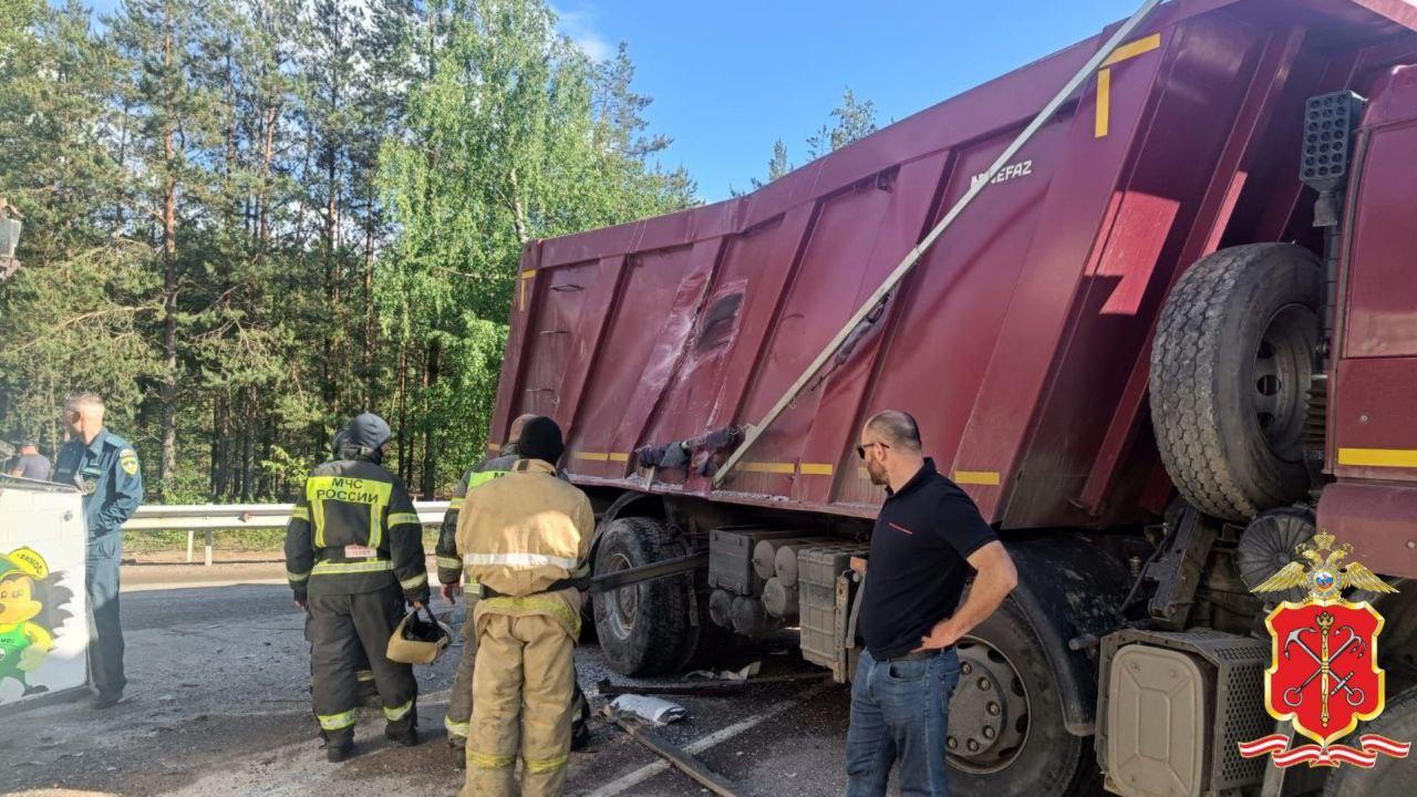 Стали известны подробности аварии с автобусом и КамАЗом в Ленобласти