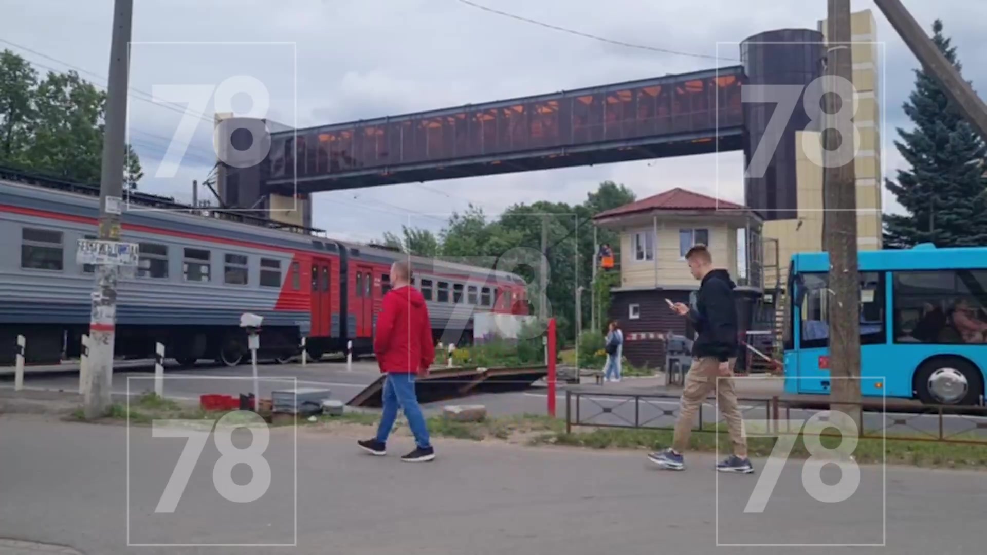 Электричка сбила пенсионерку на переезде возле станции метро «Старая  деревня»