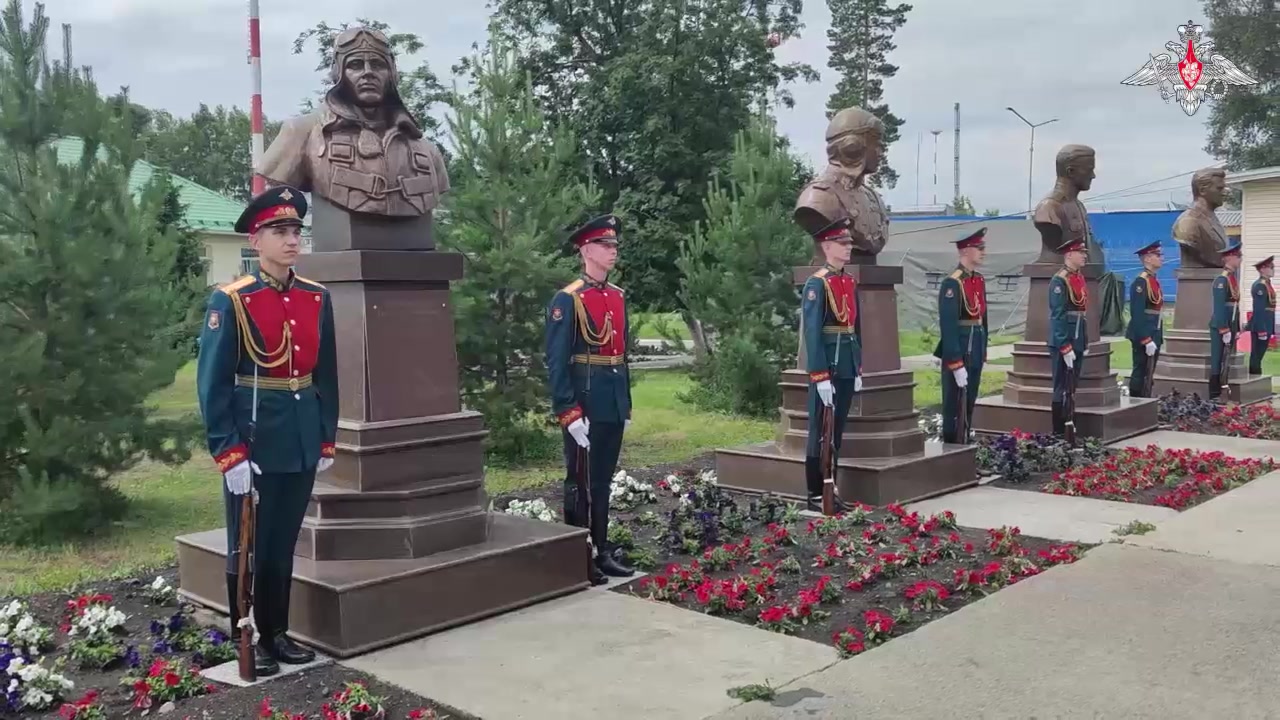 В Екатеринбург на военном самолёте доставили частицу Вечного огня из  Петербурга