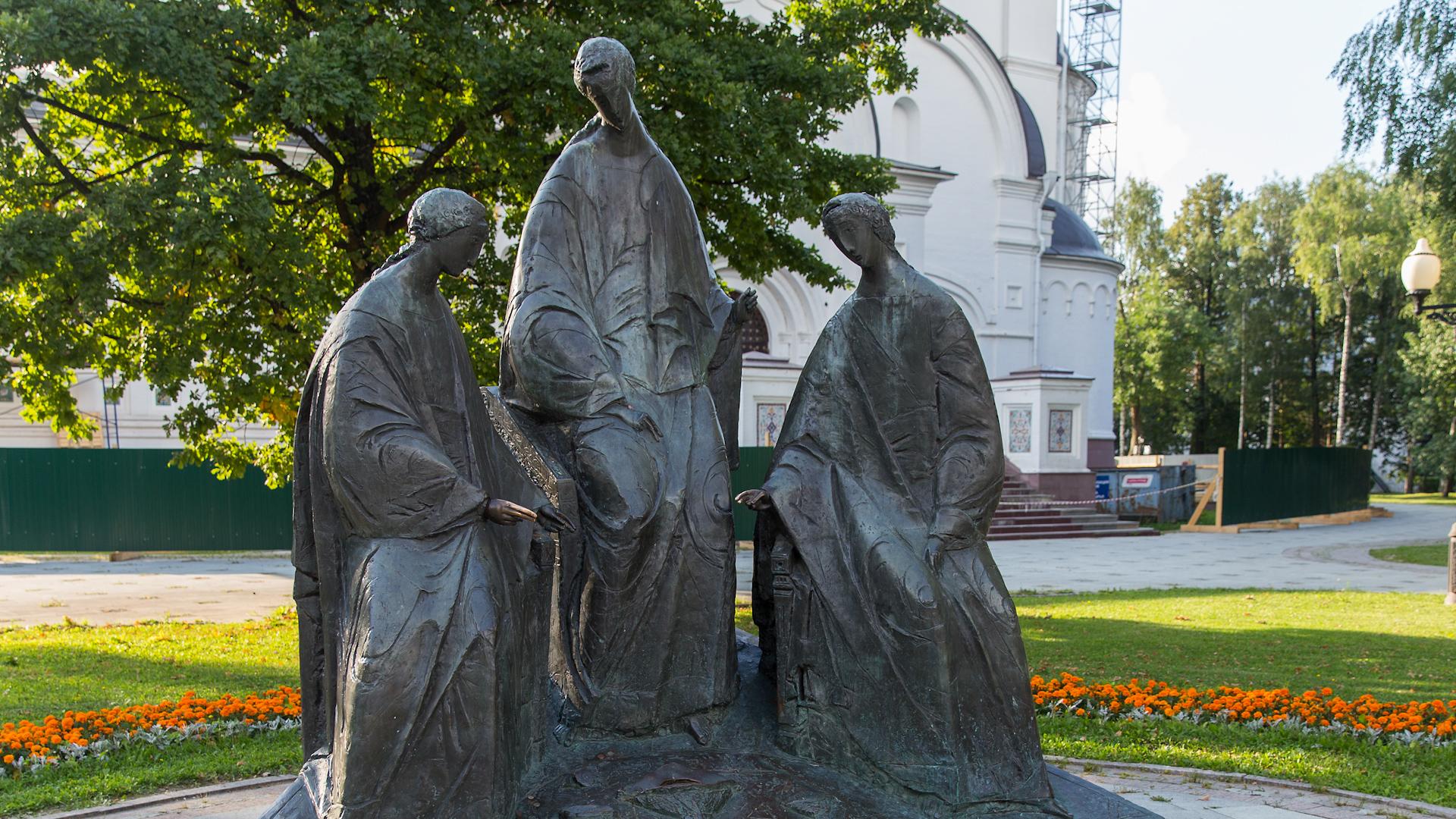 Фото:  скульптурная композиция в Ярославле «Троица»  Aleksey Smyshlyaev globallookpress.com