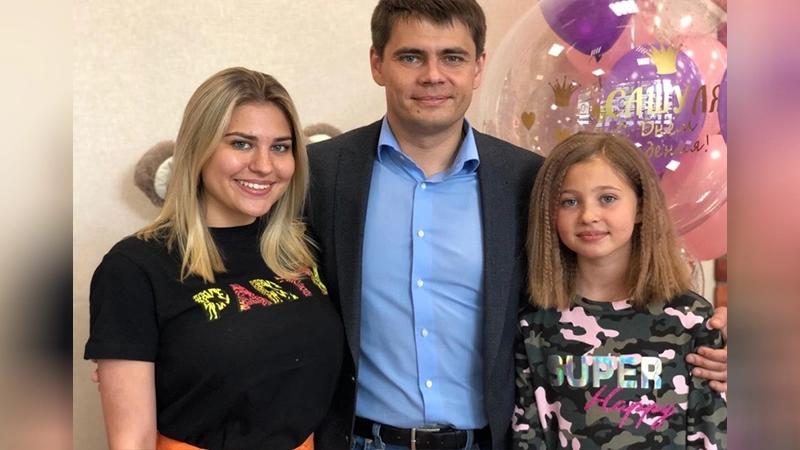 С дочерьми Екатериной (слева) и Александрой  Фото: vk.com Сергей Боярский