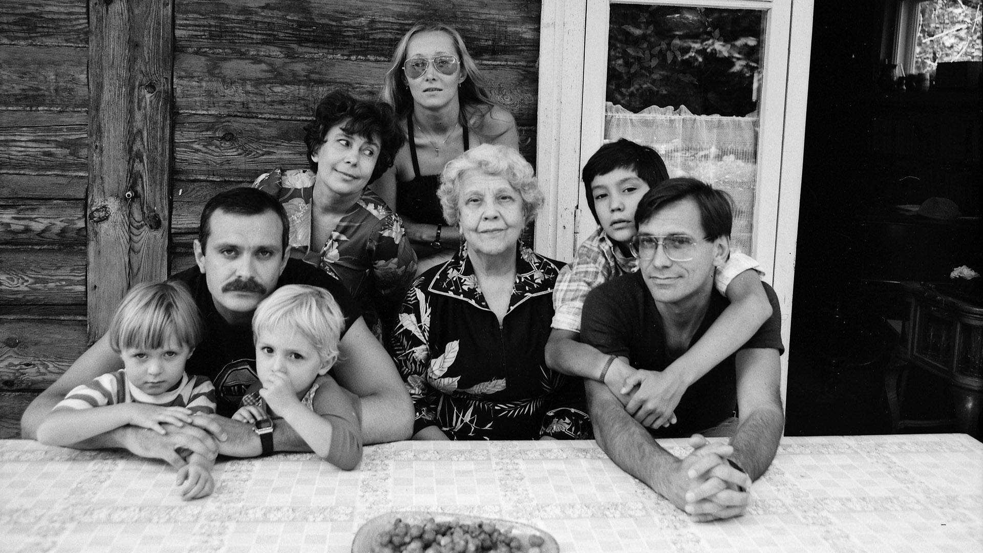 Никита Михалков с женой и детьми, Андрей Кончаловский с сыном и их мать Наталья Кончаловская (в центре) Фото: Aleksandr Sternin globallookpress.com