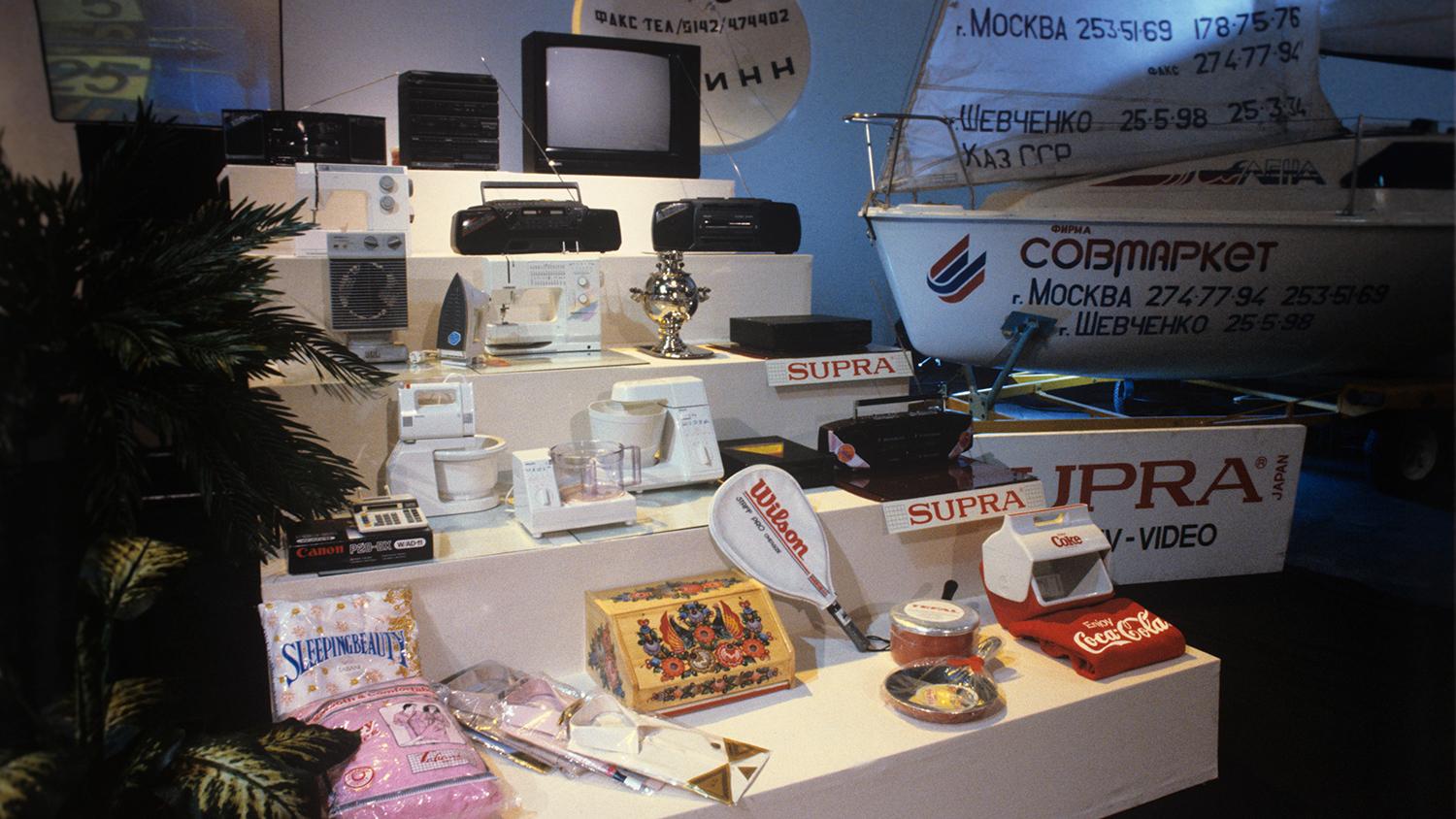 Призы для победителей в телевизионной игре «Поле чудес», 1991 Фото: Виталий Савельев РИА «Новости»