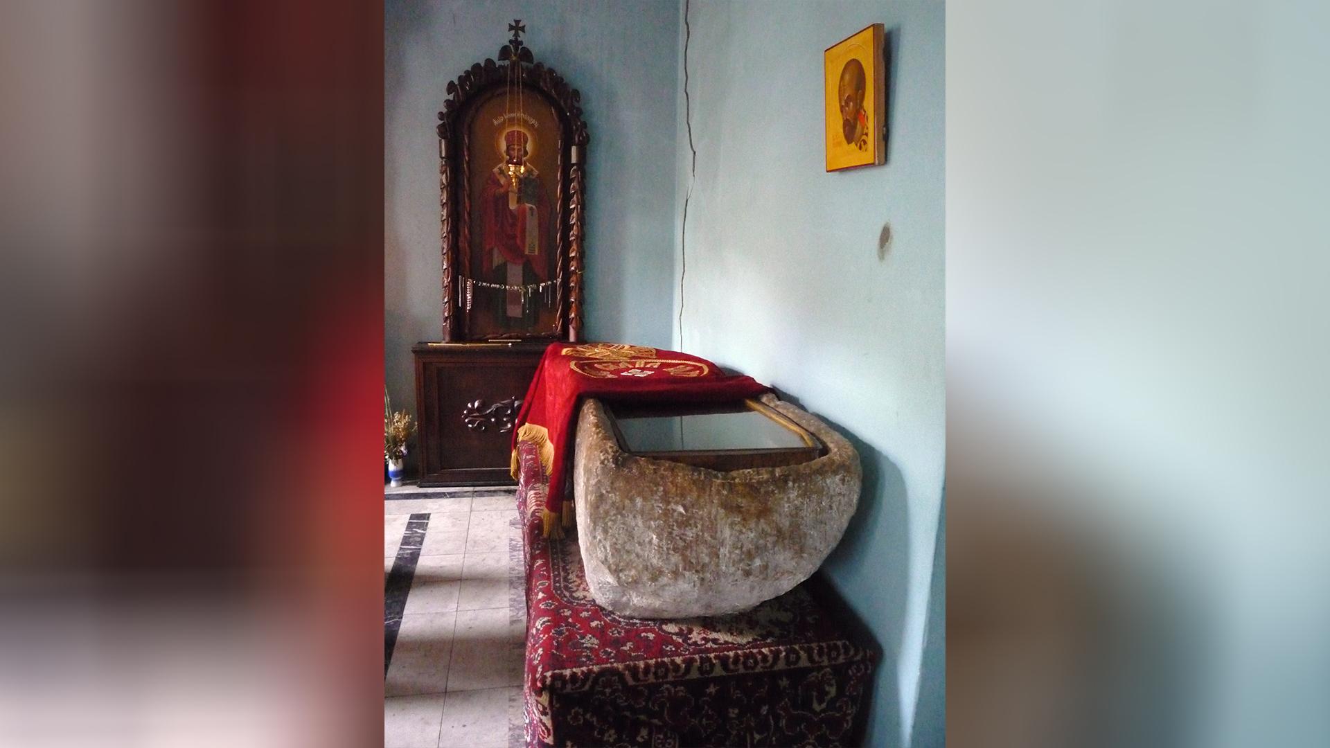 Каменная гробница (по местному преданию гробница Иоанна Златоуста) в Команах Абхазских  Фото: wikipedia.org; Общественное достояние