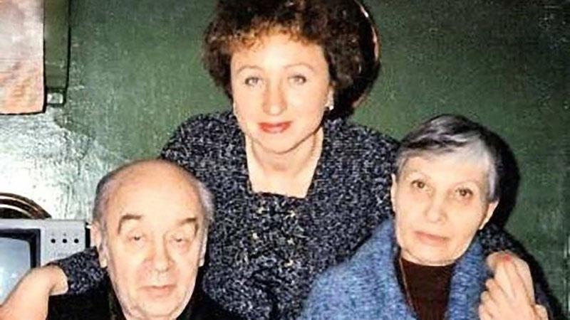 Валентина Леонидовна со своим отцом Леонидом Броневым и его супругой Викторией Фото: Одноклассники