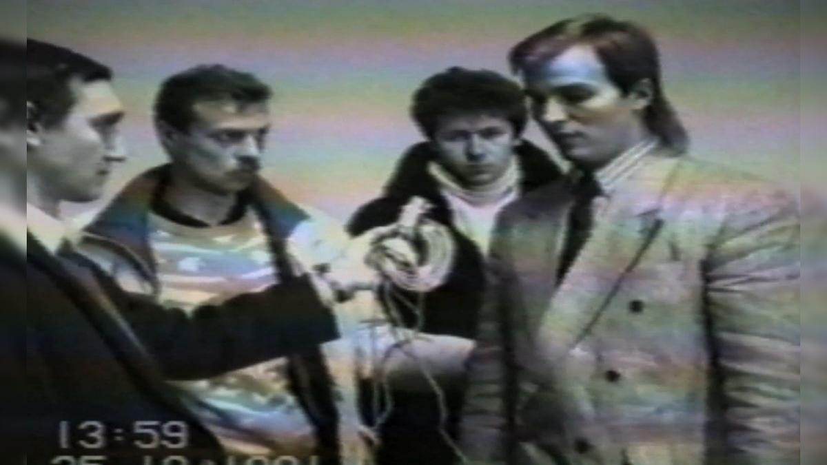 Кадр видео следственного эксперимента с Малаховым (справа) Фото: 78.ru