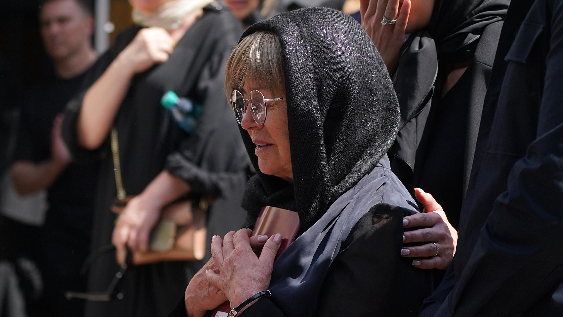 Мать Анастасии Заворотнюк на похоронах. Фото: ИЗВЕСТИЯ Эдуард Корниенко