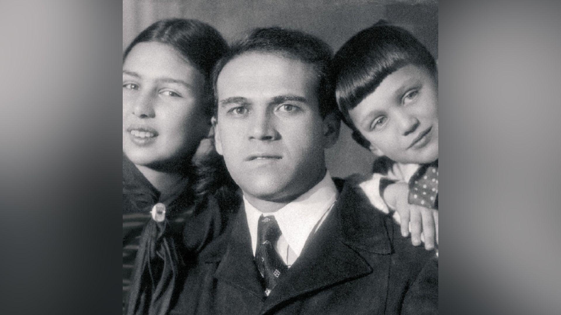 с отцом и сестрой  Архивное фото