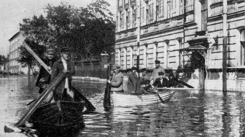 Передвижение на лодках по улицам Васильевского острова во время наводнения 23 сентября 1924 года  Фото: wikipedia.org