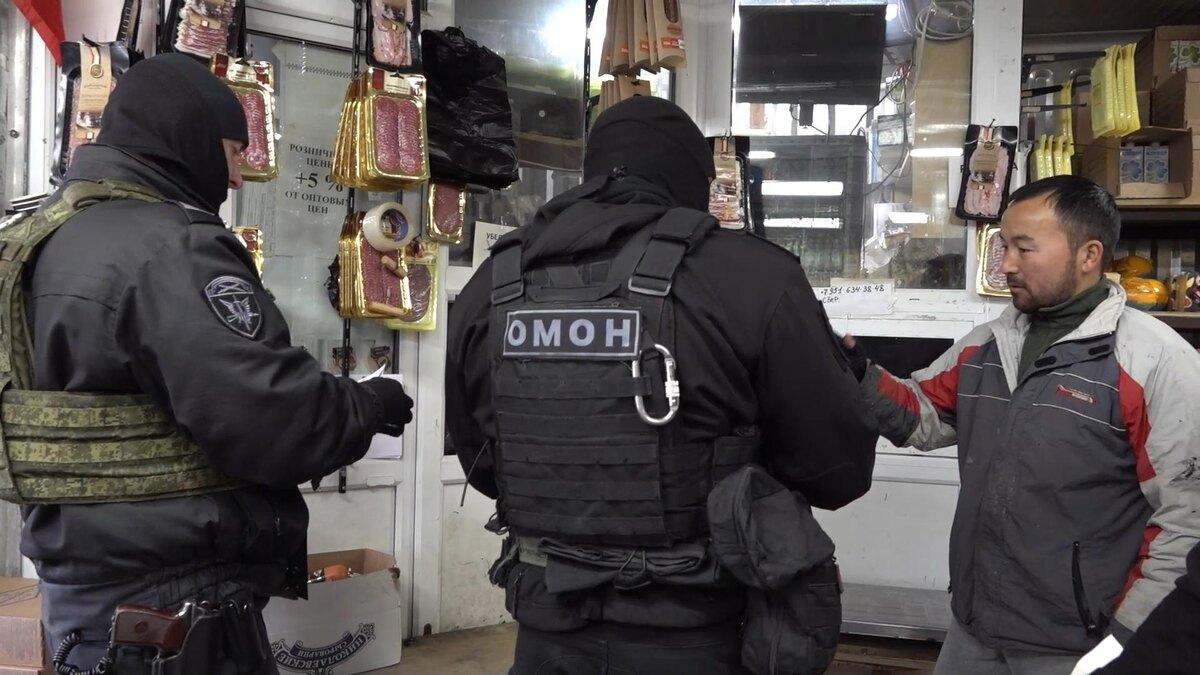 Архивное фото рейда на Сенном рынке Фото: пресс-служба ГУ МВД России по Петербургу и Ленобласти