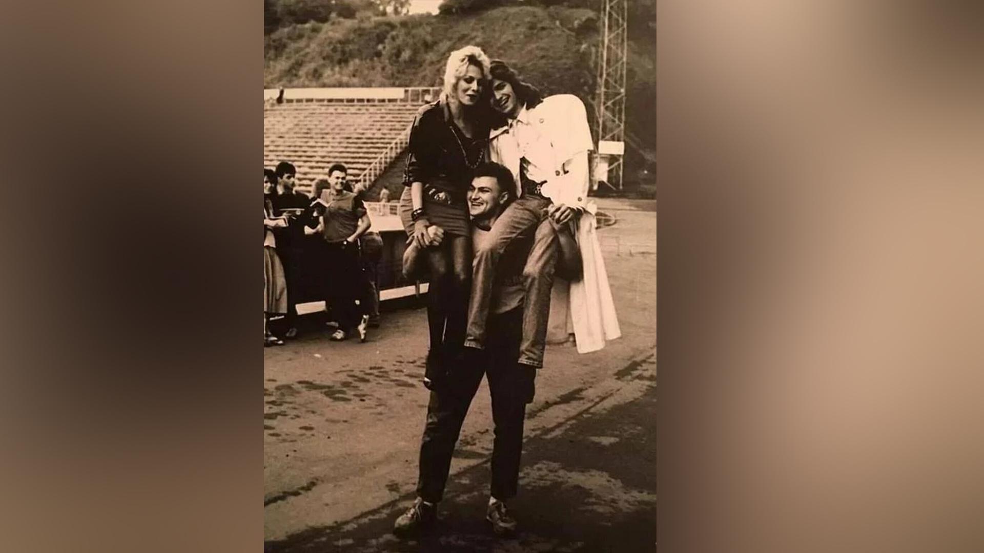 Владимир Турчинский держит на плечах Дмитрия Маликова и Наталью Ветлицкую  Архивное фото