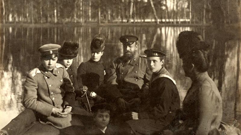 Александр III с императрицей Марией Фёдоровной и детьми на лодке. Гатчина  Фото: wikimedia.org; Public Domain